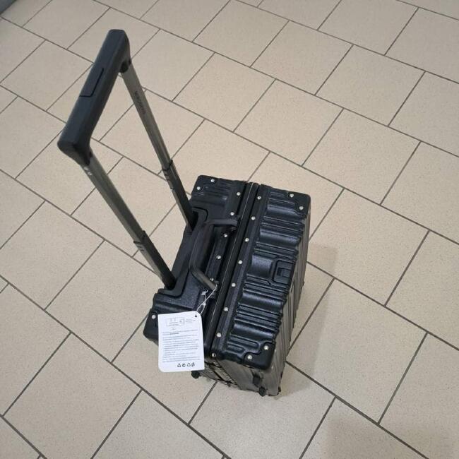 Чемодан Mironpan композит алюминиевый каркас 22" (11823-1)