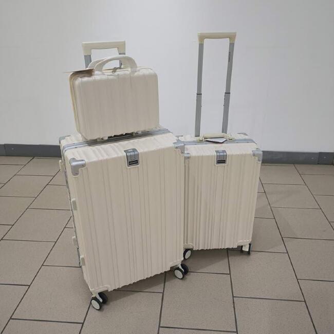 Чемодан Mironpan композит алюминиевый каркас 22"  (32416-3)